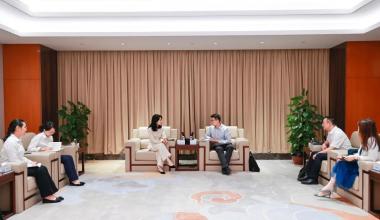 Пън Хао, партиен секретар и президент на клона в Джъдзян на Китайската експортно-импортна банка, посети Тункун за проучване.