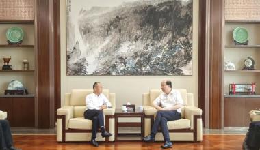 Джан Шицян, президент на клона на Китайската индустриална и търговска банка в Дзясин, посещава Тункун за изследвания